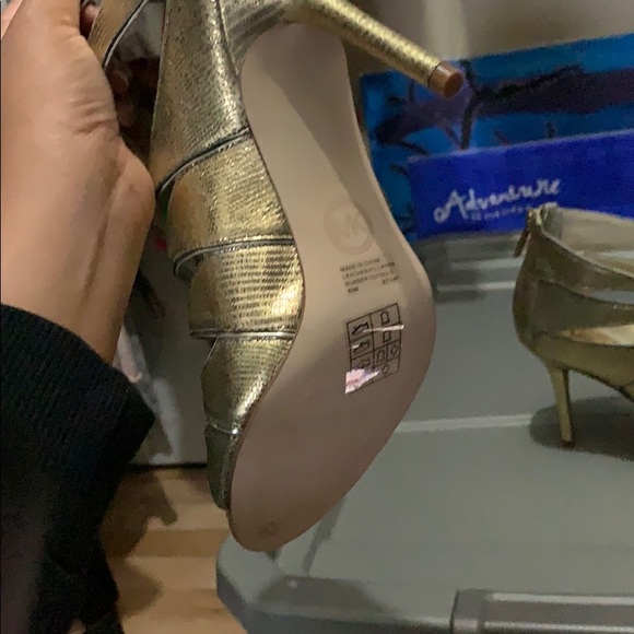 Brand new Michael Kors gold size 6 1/2 stilettos - Picture 4 of 5